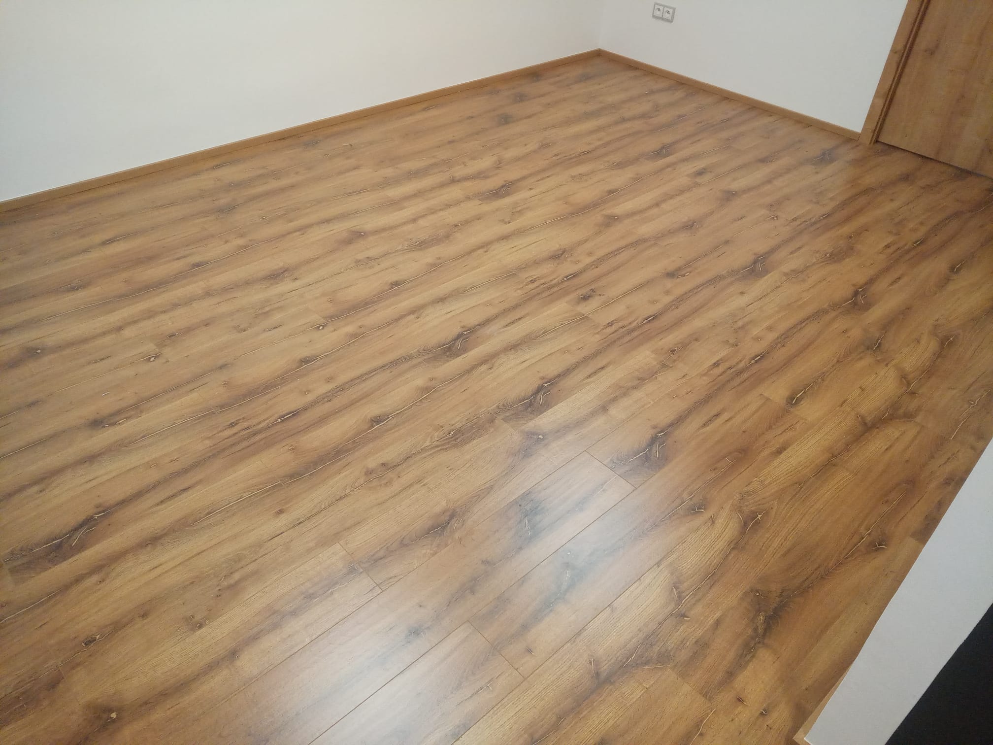 Detail textury třívrstvé dřevěné podlahy