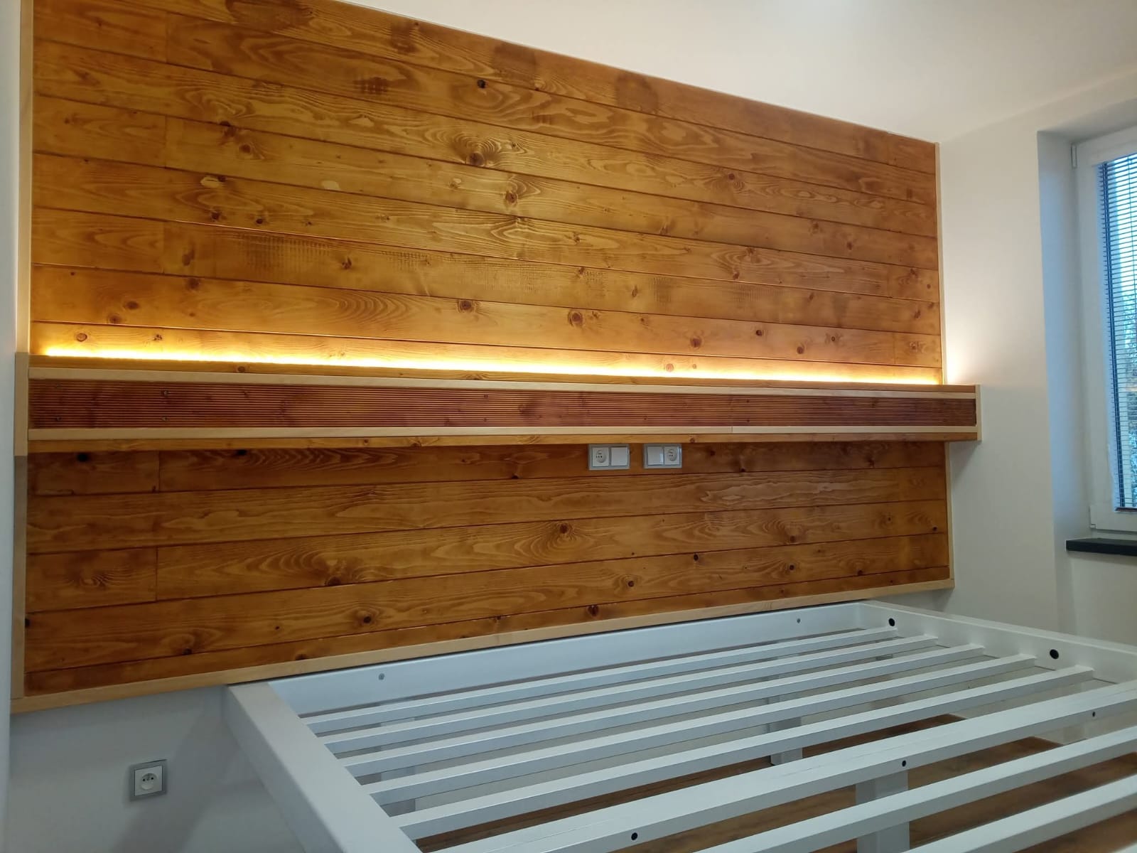 Detail dřevěné stěny s LED osvětlením, zakázková truhlářská práce