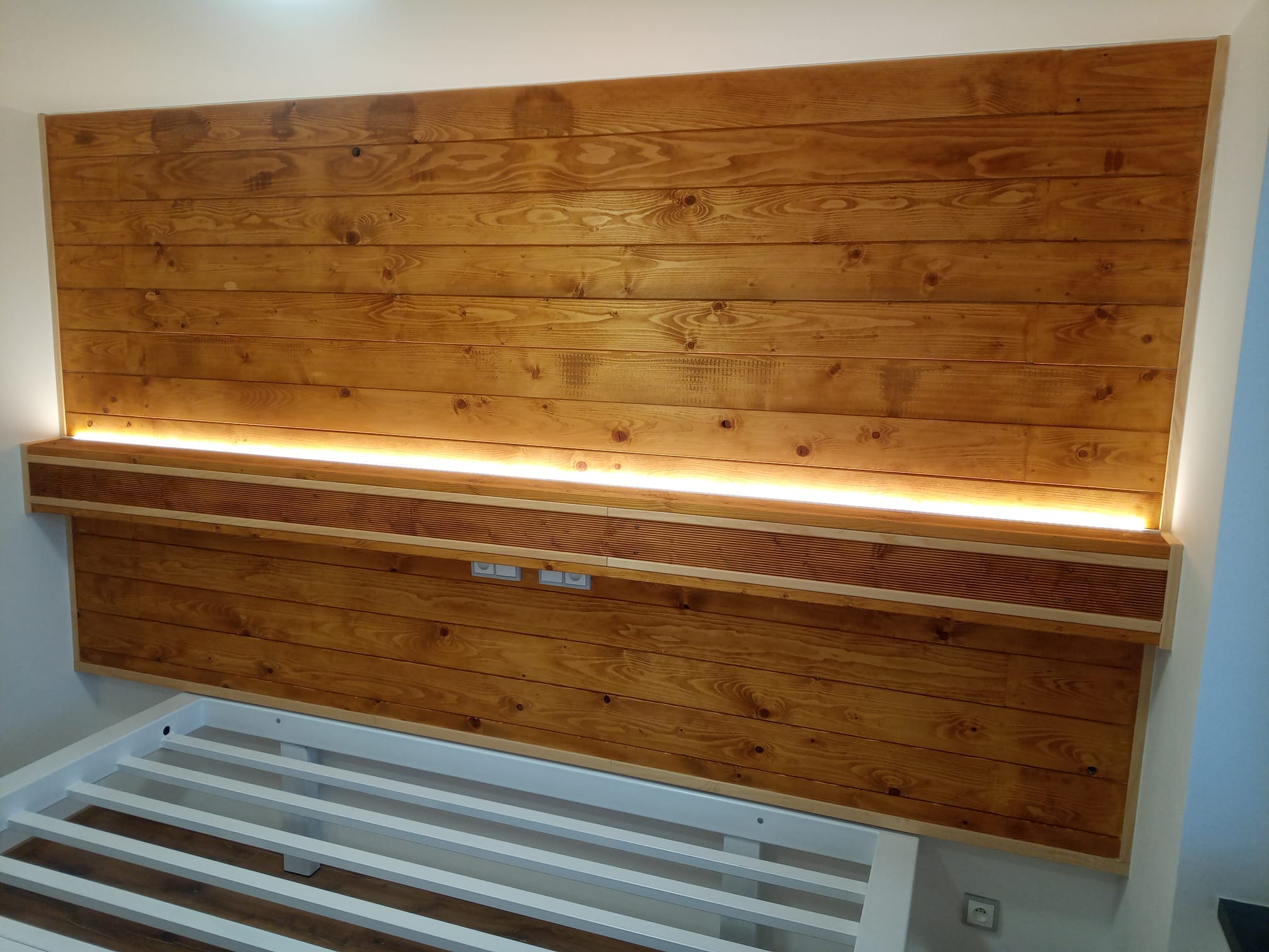 Hotová ložnice s LED osvětlením